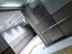 道順/エレベーターへの通路