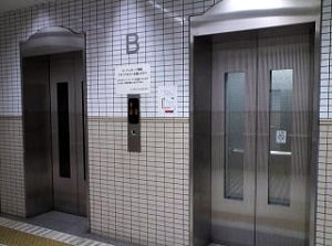 道順/エレベーターの前